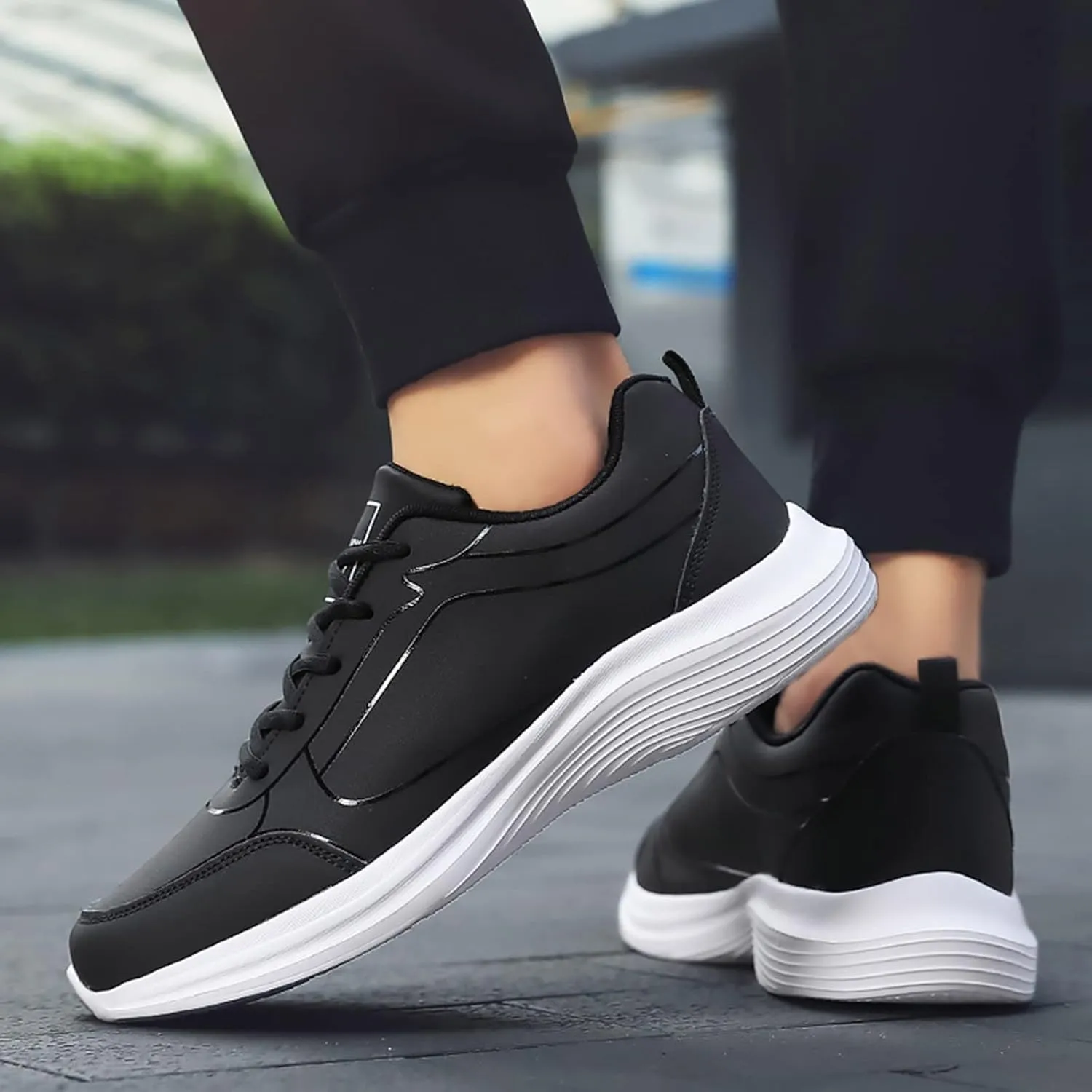 Fashion Men Sports Shoes Flat Non Slip Lace Up Upper Lightweight and Comfortable Mens Club Fashion Sneaker