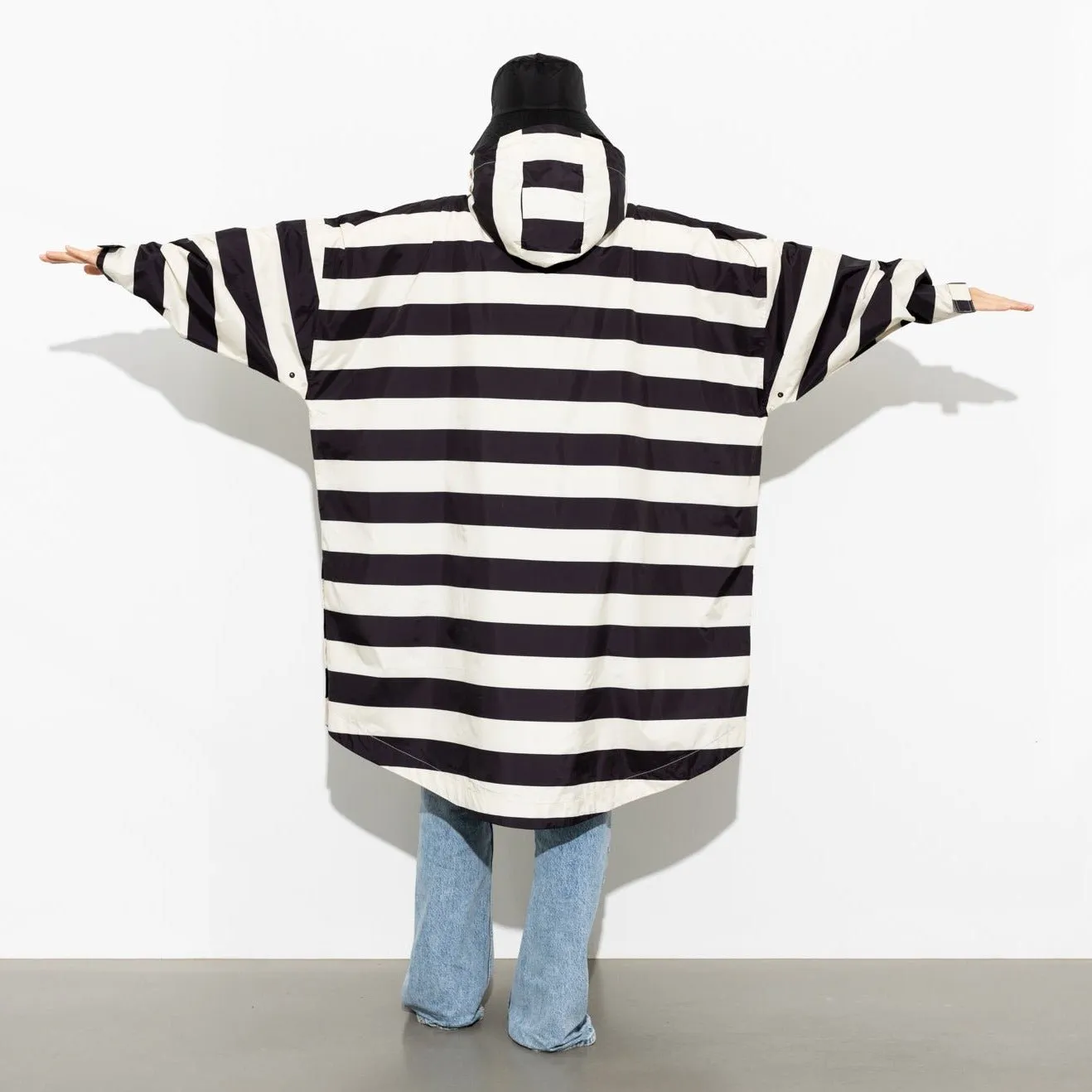 Raincoat bold stripes - black/sand